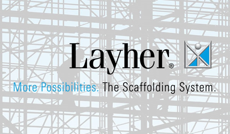 Logotipo Layher con fondo de andamios